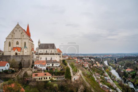 Téléchargez les photos : Znojmo, République tchèque - 1 mars 2023 : Centre-ville historique par temps nuageux - en image libre de droit
