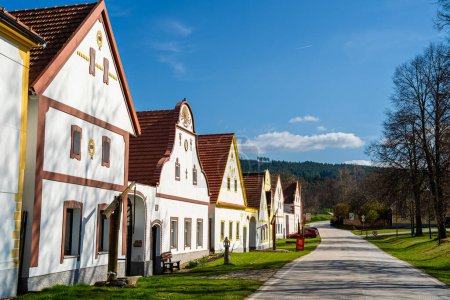 Téléchargez les photos : Holasovice, République tchèque - 1 mars 2023 : Village historique par temps ensoleillé, HDR Image - en image libre de droit