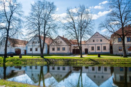 Téléchargez les photos : Holasovice, République tchèque - 1 mars 2023 : Village historique par temps ensoleillé, HDR Image - en image libre de droit