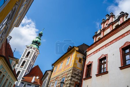 Téléchargez les photos : Cesky Krumlov, République tchèque - 1 mars 2023 : Centre-ville historique par beau temps, HDR Image - en image libre de droit