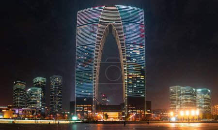 Téléchargez les photos : Suzhou, Chine - 1er décembre 2023 : Vue panoramique du centre-ville de nuit - en image libre de droit