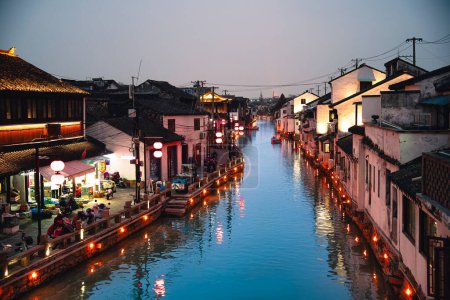 Foto de Suzhou, China - 1 de diciembre de 2023: Vista panorámica del centro de la ciudad por la noche - Imagen libre de derechos