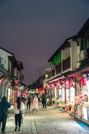 Foto de Suzhou, China - 1 de diciembre de 2023: Vista panorámica del centro de la ciudad por la noche - Imagen libre de derechos