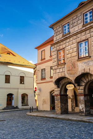 Téléchargez les photos : Prachatice, République tchèque - 1 mars 2023 : Village historique par temps ensoleillé, HDR Image - en image libre de droit