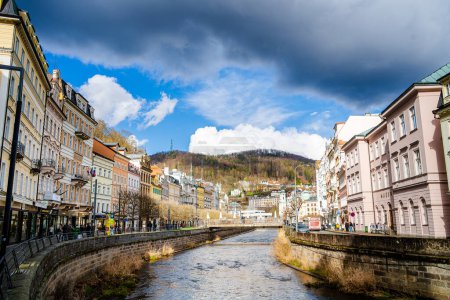 Téléchargez les photos : Karlovy Vary, République tchèque : 1 mars 2023 : Centre-ville historique au printemps, HDR Image - en image libre de droit