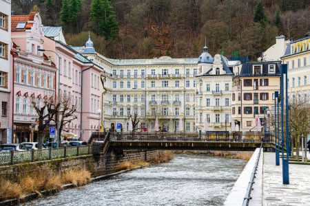 Téléchargez les photos : Karlovy Vary, République tchèque : 1 mars 2023 : Centre-ville historique au printemps, HDR Image - en image libre de droit