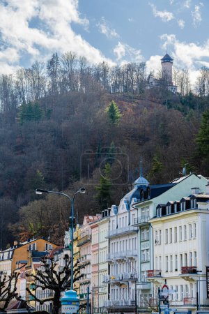 Foto de Karlovy Vary, República Checa: 1 de marzo de 2023: Centro histórico de la ciudad en primavera, HDR Imagen - Imagen libre de derechos