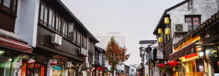 Téléchargez les photos : Suzhou, Chine - 1 décembre 2023 : Centre-ville historique par temps nuageux, HDR Image - en image libre de droit