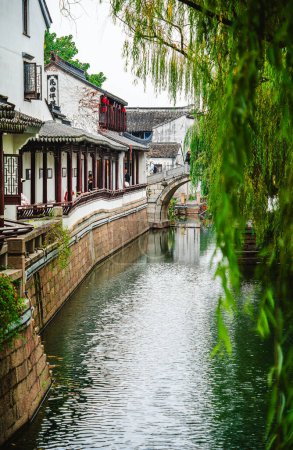 Foto de Suzhou, China - 1 de diciembre de 2023: Centro histórico de la ciudad en clima nublado, HDR Imagen - Imagen libre de derechos
