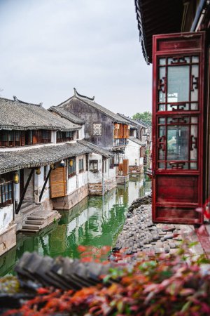 Téléchargez les photos : Zhouzhuang, Chine - 1 décembre 2023 : Village historique par temps nuageux, HDR Image - en image libre de droit