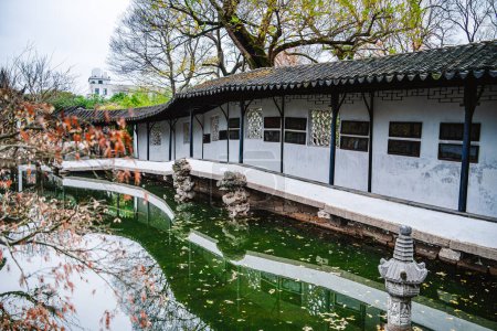 Foto de Suzhou, China - 1 de diciembre de 2023: Humble Administrator 's Garden en tiempo nublado, HDR Imagen - Imagen libre de derechos