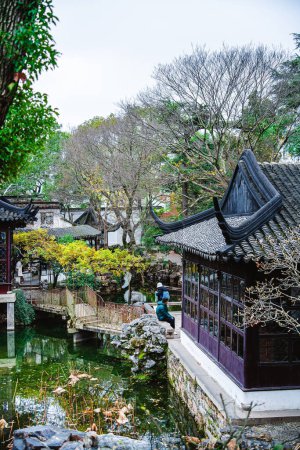 Téléchargez les photos : Suzhou, Chine - 1 décembre 2023 : Humble jardin de l'administrateur par temps nuageux, HDR Image - en image libre de droit
