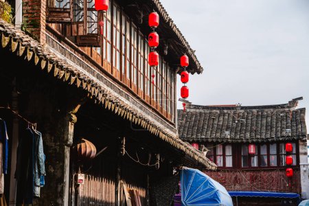 Téléchargez les photos : Tongli, Chine - 1 décembre 2023 : Centre-ville historique par temps nuageux, HDR Image - en image libre de droit