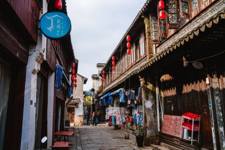 Téléchargez les photos : Tongli, Chine - 1 décembre 2023 : Centre-ville historique par temps nuageux, HDR Image - en image libre de droit