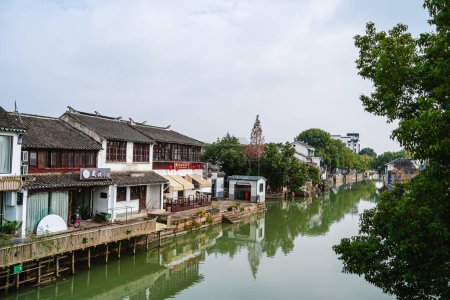 Foto de Tongli, China - 1 de diciembre de 2023: Centro histórico de la ciudad con clima nublado, HDR Imagen - Imagen libre de derechos