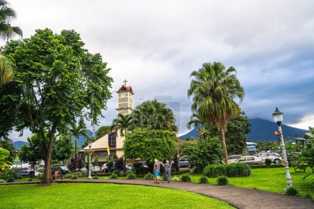 Foto de La Fortuna, Costa Rica - 16 de enero de 2024: Una vista al oeste a través del Parque Central en La Fortuna, Costa Rica en la estación seca - Imagen libre de derechos