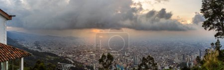 Foto de Vista sobre Bogotá desde Monserrate al anochecer, Colombia - Imagen libre de derechos