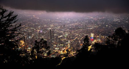 Foto de Vista sobre Bogotá desde Monserrate al anochecer, Colombia - Imagen libre de derechos