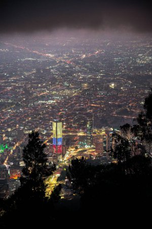 Téléchargez les photos : Vue sur Bogota depuis Monserrate au crépuscule, Colombie - en image libre de droit