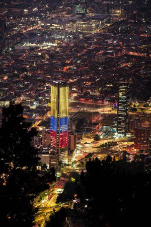 Téléchargez les photos : Vue sur Bogota depuis Monserrate au crépuscule, Colombie - en image libre de droit