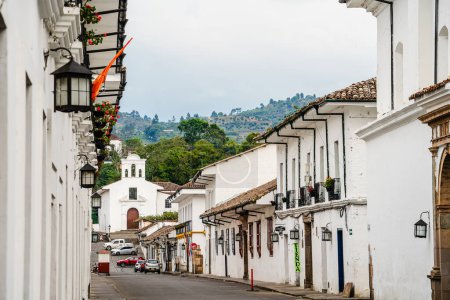 Foto de Popayán, Cauca, Colombia - 2 de febrero de 2024: Hermosa vista del centro histórico de la ciudad en clima nublado - Imagen libre de derechos