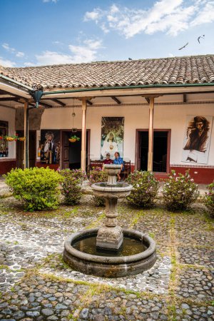 Téléchargez les photos : Popayan, Cauca, Colombie - 2 février 2024 : Belle vue sur le centre-ville historique par temps nuageux - en image libre de droit