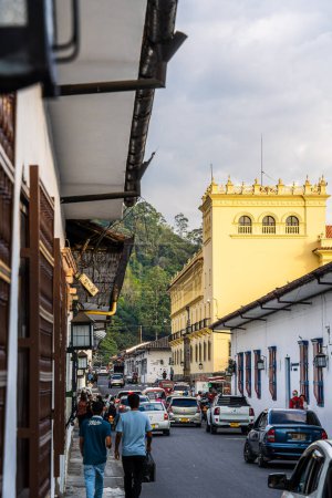 Foto de Popayán, Cauca, Colombia - 2 de febrero de 2024: Hermosa vista del centro histórico de la ciudad en clima nublado - Imagen libre de derechos