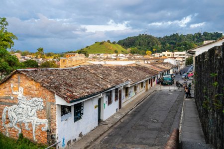 Téléchargez les photos : Popayan, Cauca, Colombie - 2 février 2024 : Belle vue sur le centre-ville historique par temps nuageux - en image libre de droit