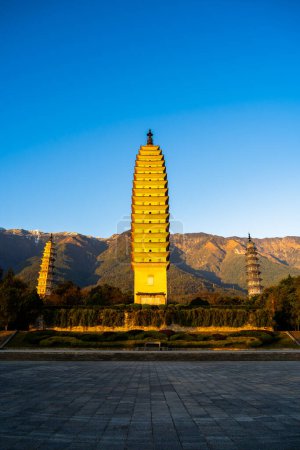 Téléchargez les photos : Dali, Chine - 1er décembre 2023 : Vue du temple des Trois Pagodes à Dali, HDR Image - en image libre de droit