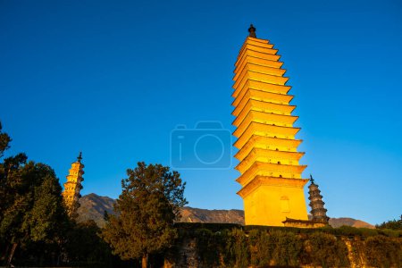 Foto de Dalí, China - 1 de diciembre de 2023: Vista del templo de las tres pagodas en Dalí, HDR Image - Imagen libre de derechos