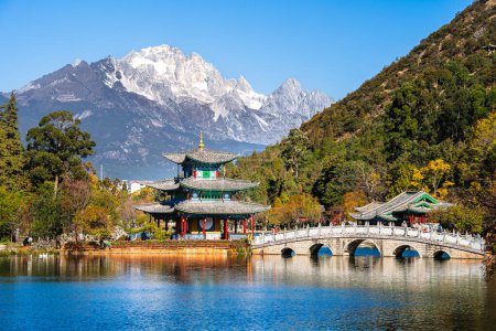 Téléchargez les photos : Lijiang, Chine - 3 décembre 2023 : Repères historiques de la ville par beau temps - en image libre de droit