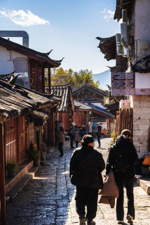 Foto de Lijiang, China - 10 de diciembre de 2023: Centro histórico de la ciudad en clima soleado, imagen HDR - Imagen libre de derechos