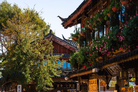 Foto de Lijiang, China - 10 de diciembre de 2023: Centro histórico de la ciudad en clima soleado, imagen HDR - Imagen libre de derechos