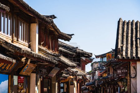 Téléchargez les photos : Lijiang, Chine - 10 décembre 2023 : Centre-ville historique par beau temps, HDR Image - en image libre de droit