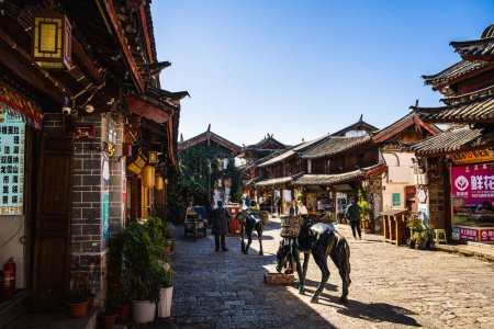 Téléchargez les photos : Lijiang, Chine - 10 décembre 2023 : Centre-ville historique par beau temps, HDR Image - en image libre de droit