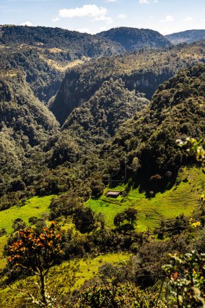 Foto de Vista panorámica del Parque Nacional Purace en Cauca, Colombia - Imagen libre de derechos