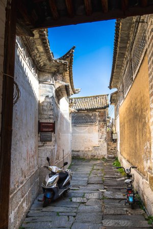 Téléchargez les photos : Xizhou, Chine - 1 décembre 2023 : Vue panoramique de la ville antique par temps ensoleillé, HDR Image - en image libre de droit