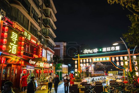 Téléchargez les photos : Chengdu, Chine - 2 décembre 2023 : Belle vue sur les monuments de la ville de Chengdu la nuit - en image libre de droit