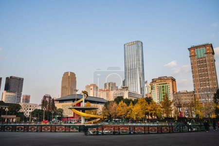 Foto de Chengdu, China - 3 de diciembre de 2023: Plaza principal de Tianfu al atardecer - Imagen libre de derechos