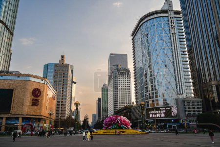 Téléchargez les photos : Chengdu, Chine - 3 décembre 2023 : Place principale de Tianfu au coucher du soleil - en image libre de droit