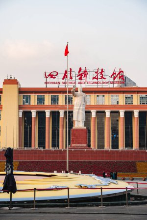 Foto de Chengdu, China - 3 de diciembre de 2023: Plaza principal de Tianfu al atardecer - Imagen libre de derechos