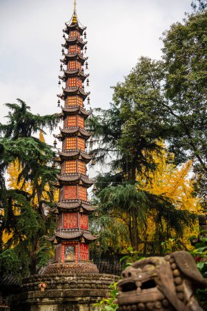 Téléchargez les photos : Chengdu, Chine - décembre 5, 2023 : Temple Wenshu par temps ensoleillé, HDR Image - en image libre de droit