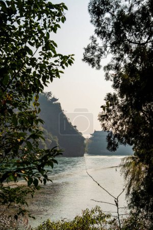 Téléchargez les photos : Dujiangyan, Sichuan, Chine - décembre 1, 2023 : Zone panoramique par temps ensoleillé, HDR Image - en image libre de droit