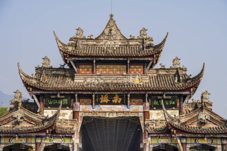 Téléchargez les photos : Dujiangyan, Sichuan, Chine - décembre 1, 2023 : Zone panoramique par temps ensoleillé, HDR Image - en image libre de droit