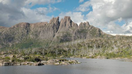 Téléchargez les photos : Un plan rapproché de mt geryon au lac elysia dans le labyrinthe du berceau parc national de montagne-lac st clair en tasmanie, Australie - en image libre de droit