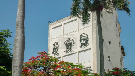 Téléchargez les photos : Une œuvre de Fidel Castro, Camilo Cienfuegos et Che Guevara relief, héros de la révolution cubaine, sur le côté d'un bâtiment- enregistré de Mars 13 place à La Havane, Cuba - en image libre de droit