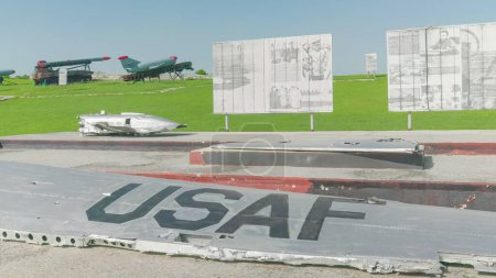 Téléchargez les photos : HAVANA, CUBA - 13 JUIN 2022 : l "épave d'un avion espion américain U-2 abattu lors de la crise des missiles cubains - les restes sont exposés sur le site militaro-historique de la cabane à La Havane, Cuba - en image libre de droit