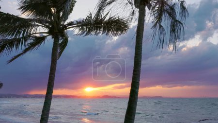 una toma de la puesta de sol mirando desde la playa de montura verde en coolangatta hacia la costa de oro en Queensland, Australia