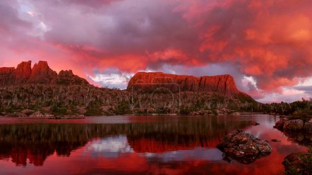Téléchargez les photos : Un incroyable coucher de soleil rouge au mt geryon et l'acropole au labyrinthe dans le berceau montagne-lac st clair parc national de la tasmanie, Australie - en image libre de droit