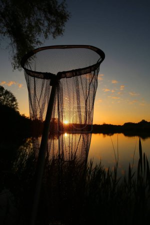 Téléchargez les photos : Beauty evening, over a quiet pond where you can fish. - en image libre de droit